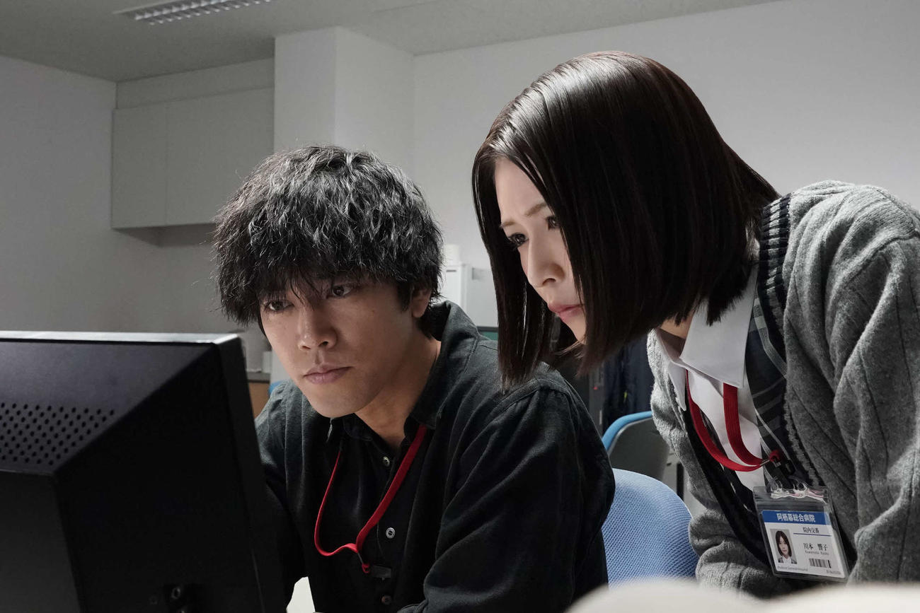 フジテレビ系「院内警察」に出演する桐谷健太、長濱ねる(C)フジテレビ