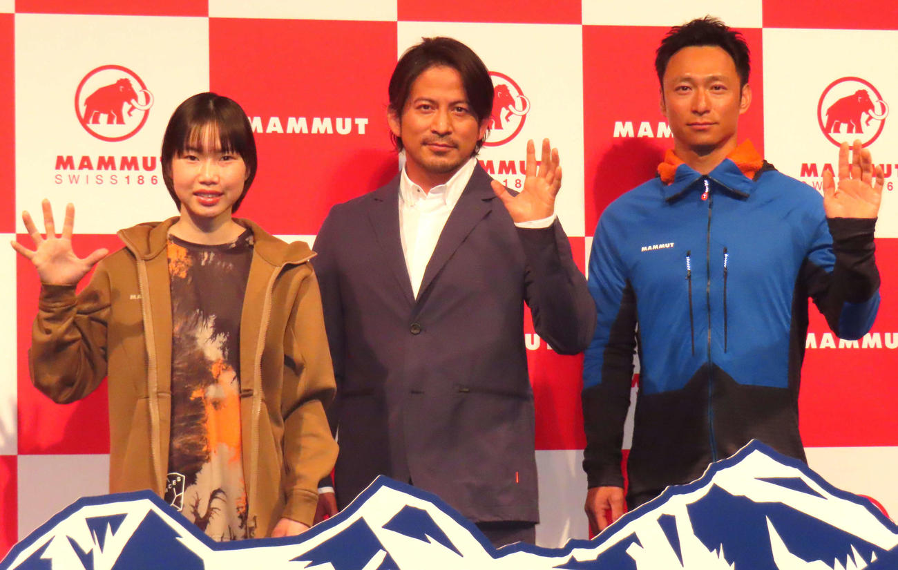 マムート「アウトドアフィールドで叶える夢」キャンペーン開催記念イベントに登壇した、左から森秋彩氏、岡田准一、舟生大悟氏