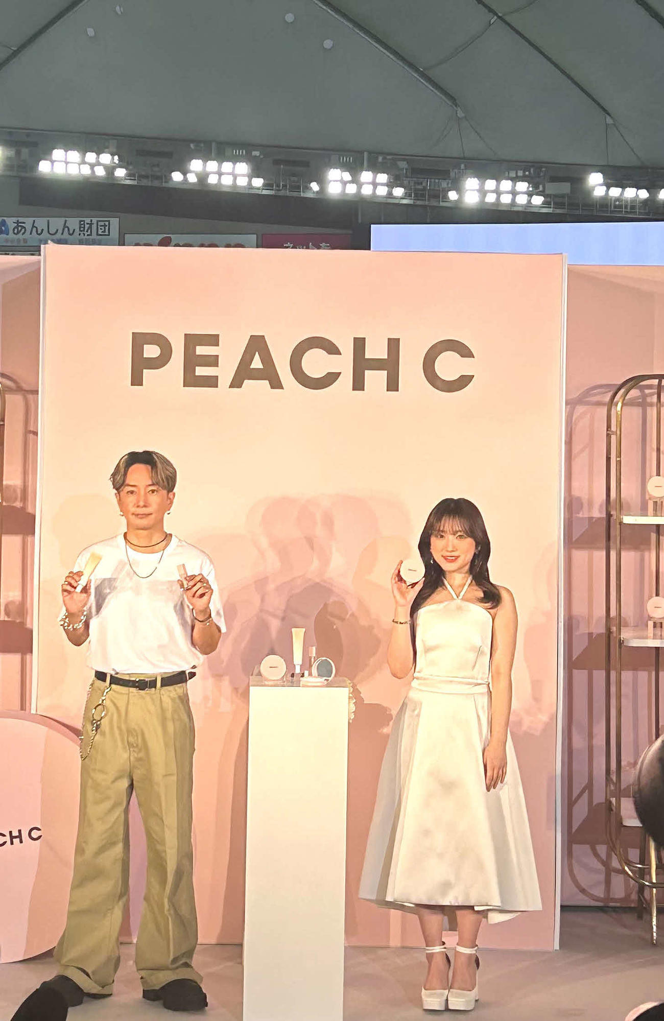 韓国発の化粧品ブランド「PEACH C　新製品発表会」に出席した矢吹奈子（右）とメークアップアーティストの奈良裕也氏（撮影・松尾幸之介）