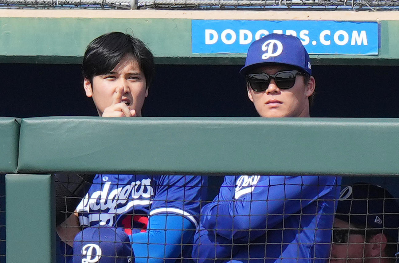 27日、オープン戦ドジャース対ホワイトソックス　2番DHで移籍後初出場し、ドジャースベンチで山本（右）と話す大谷（撮影・菅敏）