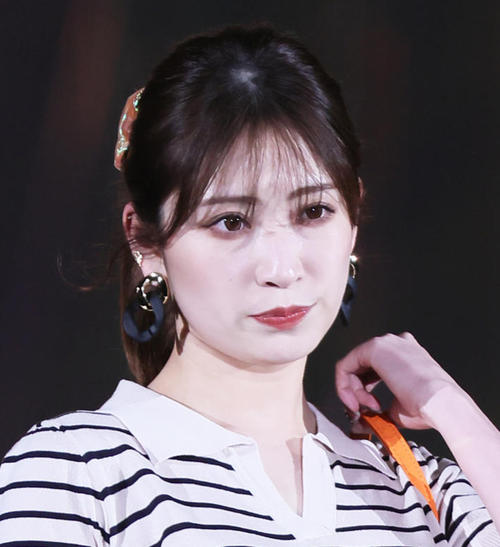 吉田朱里、赤ビキニ姿で両手上げて背伸び　超美脚ショットに「脚しか目に入ってきません」