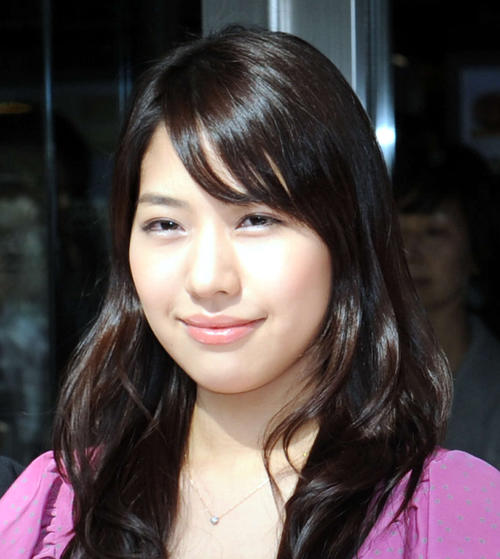 小野寺結衣、裸足のミニスカート姿で美脚披露「きれいすぎて見とれます」「素晴らしいスタイル」
