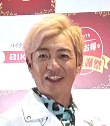 つるの剛士、大量のギターやファミコンに囲まれた“秘密基地”披露「理想のオトナ部屋」の声