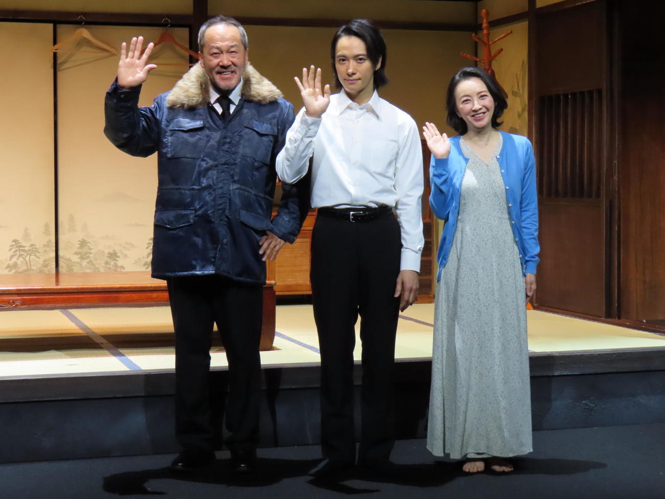 主演舞台の囲み取材に出席した戸塚祥太（中央）。左は坂田聡、右は高橋由美子