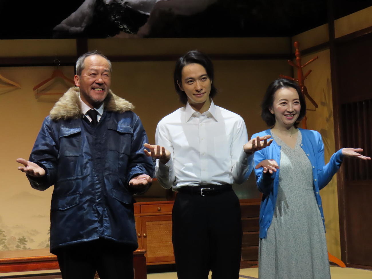 主演舞台の囲み取材に出席した戸塚祥太（中央）。左は坂田聡、右は高橋由美子