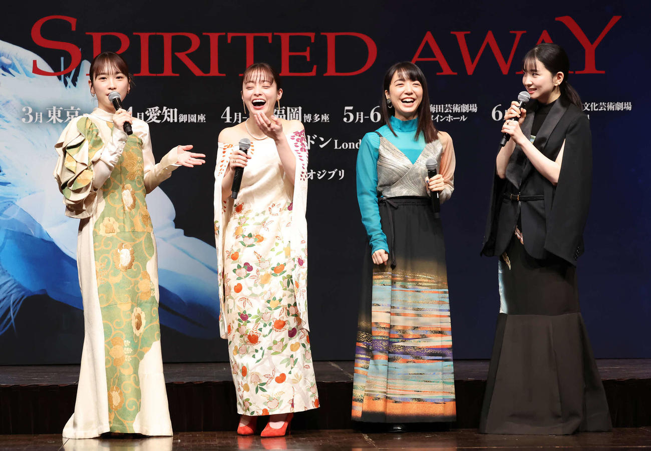 囲み取材で盛り上がる千尋役の、左から川栄李奈、橋本環奈、上白石萌音、福地桃子（撮影・丹羽敏通）