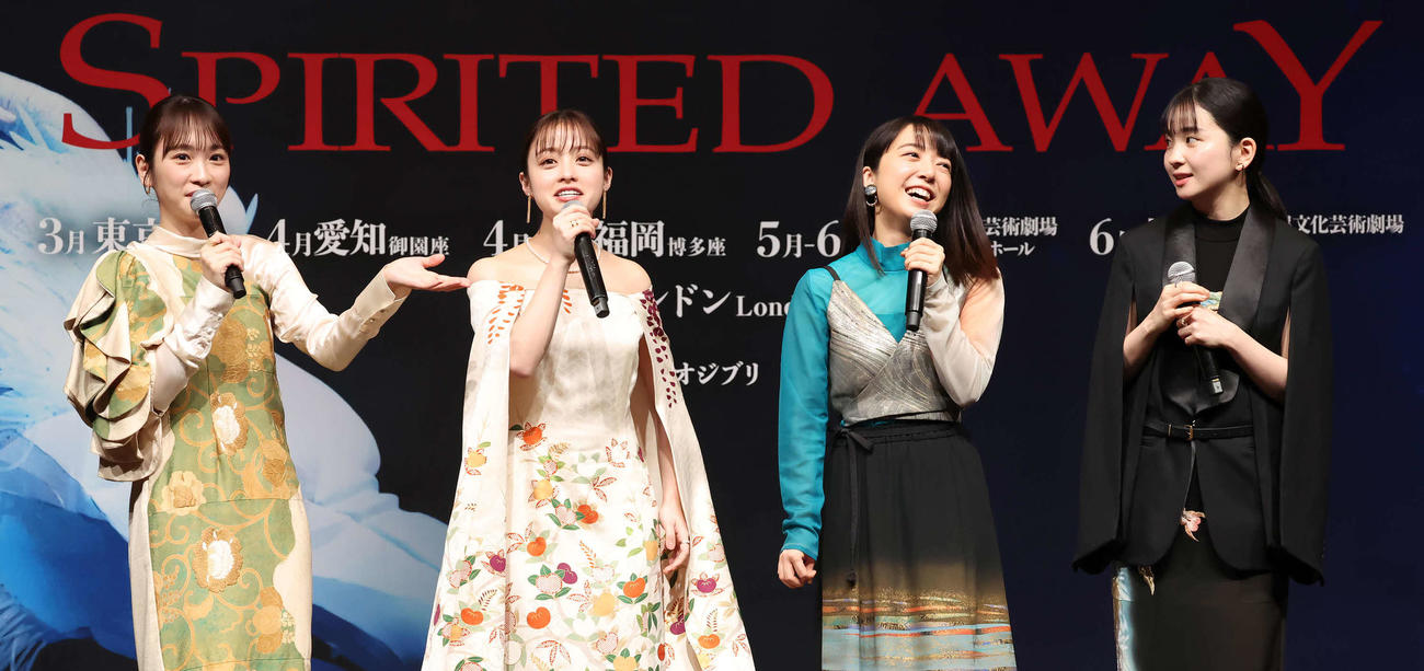 囲み取材で盛り上がる千尋役の、左から川栄李奈、橋本環奈、上白石萌音、福地桃子（撮影・丹羽敏通）