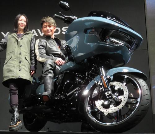 ハーレーダビッドソンの2024年モデル公開イベントに参加した魔裟斗と矢沢心