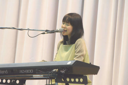 徳島県立徳島商業高校の卒業式にサプライズで参加し、代表曲「旅立ちの日に…」を歌唱した川嶋あい
