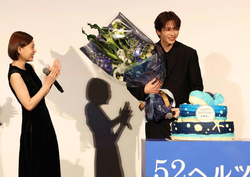 5日に誕生日を迎える志尊淳は杉咲花から花束を受け取る（撮影・丹羽敏通）