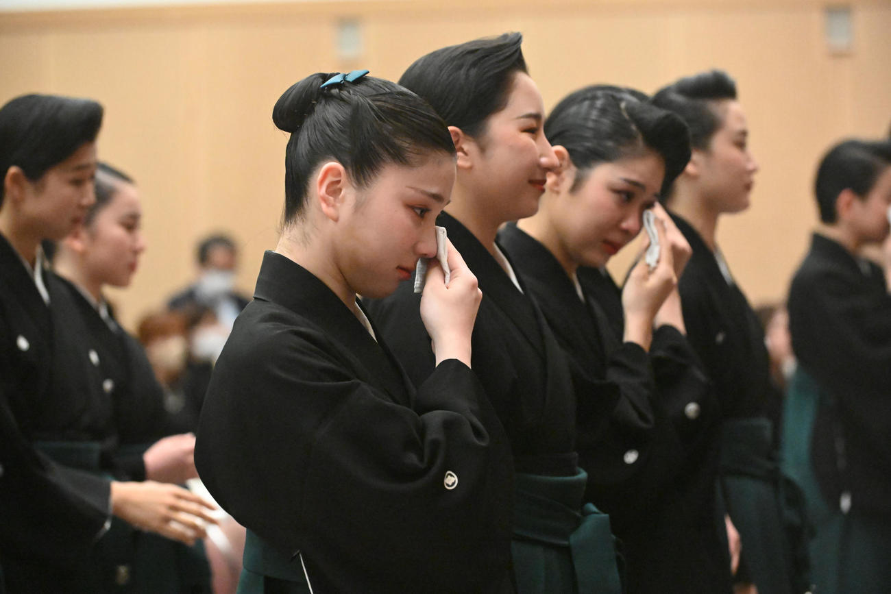 宝塚音楽学校卒業式で涙を拭う110期生（撮影・滝沢美穂子）