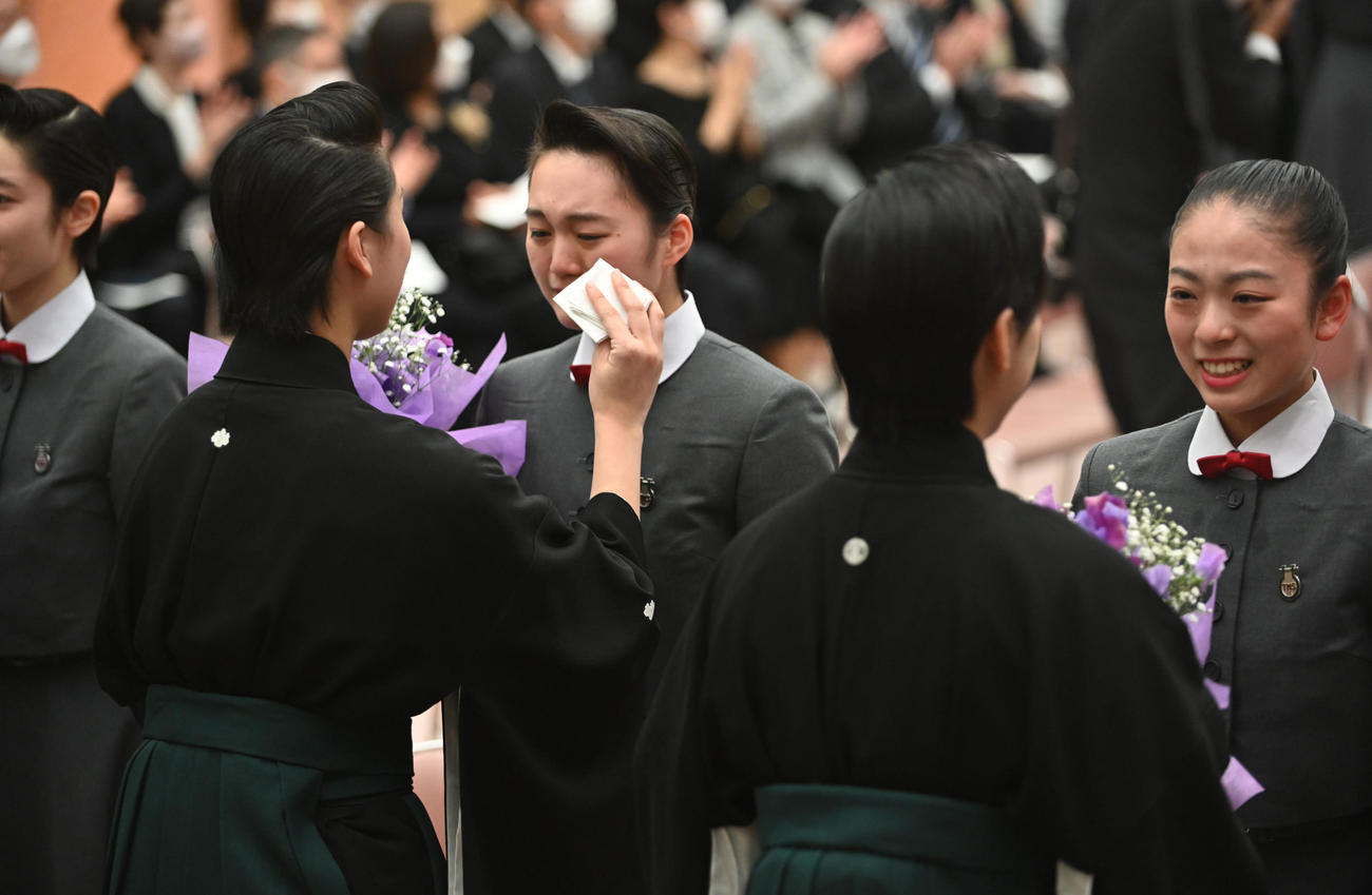 宝塚音楽学校卒業式で予科生の涙を拭う110期生（撮影・滝沢美穂子）