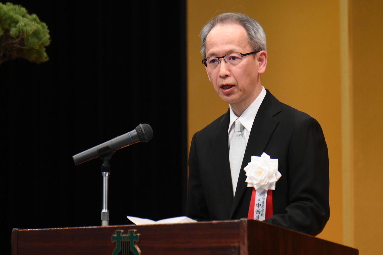 宝塚音楽学校卒業式で式辞を述べる中西達也校長（撮影・滝沢美穂子）