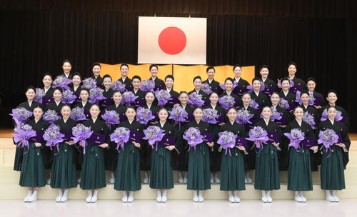 宝塚音楽学校110期生卒業式 コロナ禍明け5年ぶり恒例「ブーケ渡し