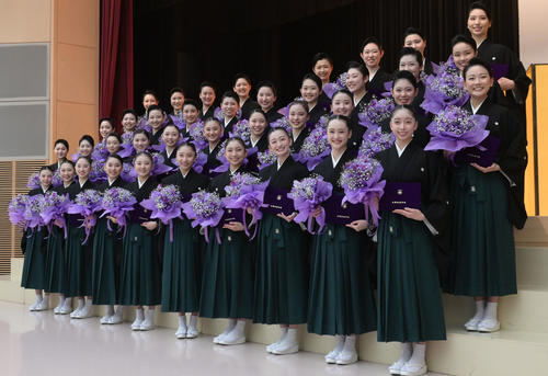 宝塚音楽学校110期生卒業式 コロナ禍明け5年ぶり恒例「ブーケ渡し
