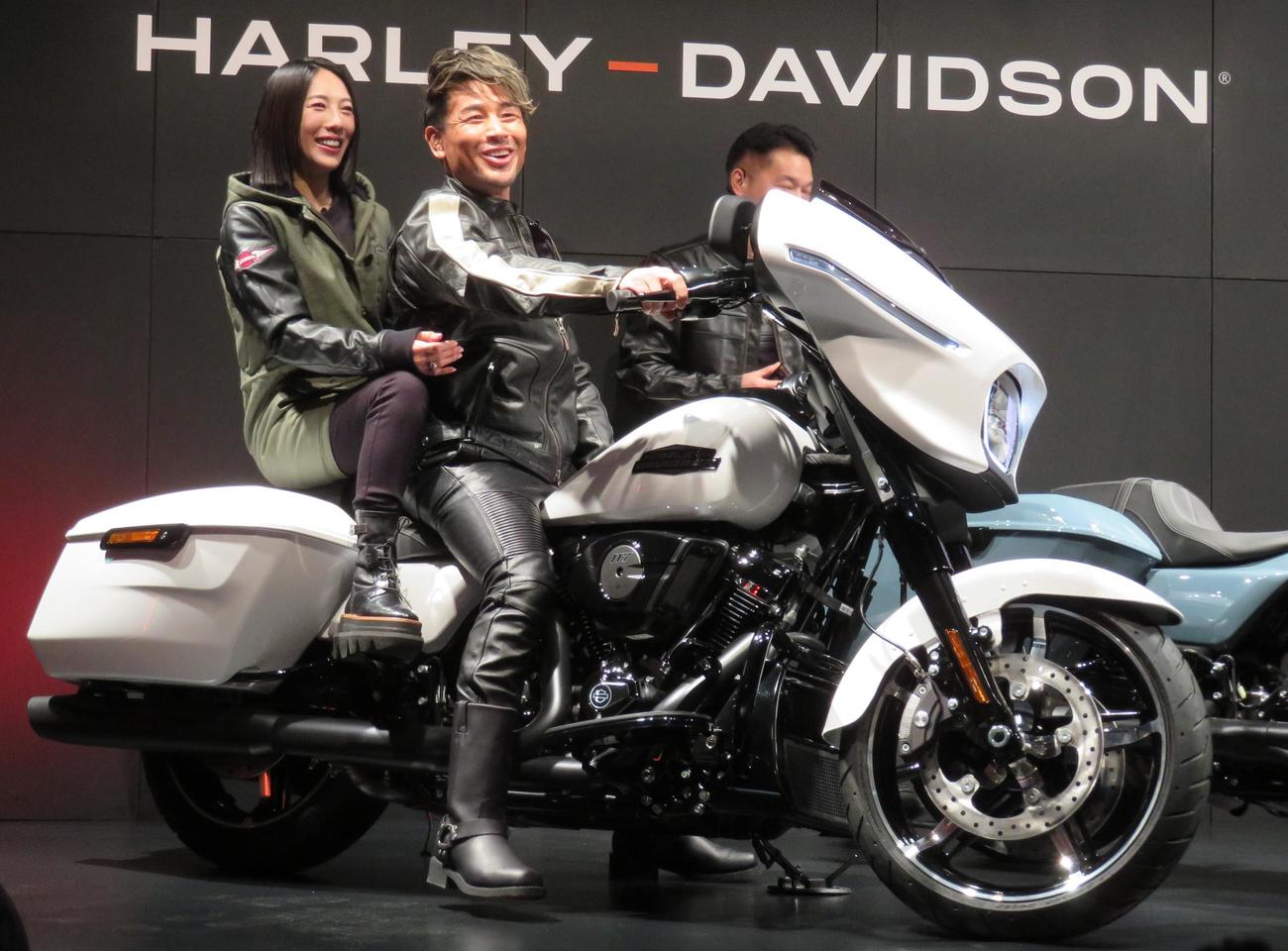 ハーレーダビッドソンの2024年モデル公開イベントに参加した魔裟斗と矢沢心
