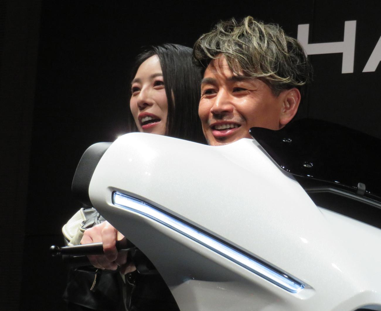ハーレーダビッドソンの2024年モデル公開イベントに参加した魔裟斗と矢沢心