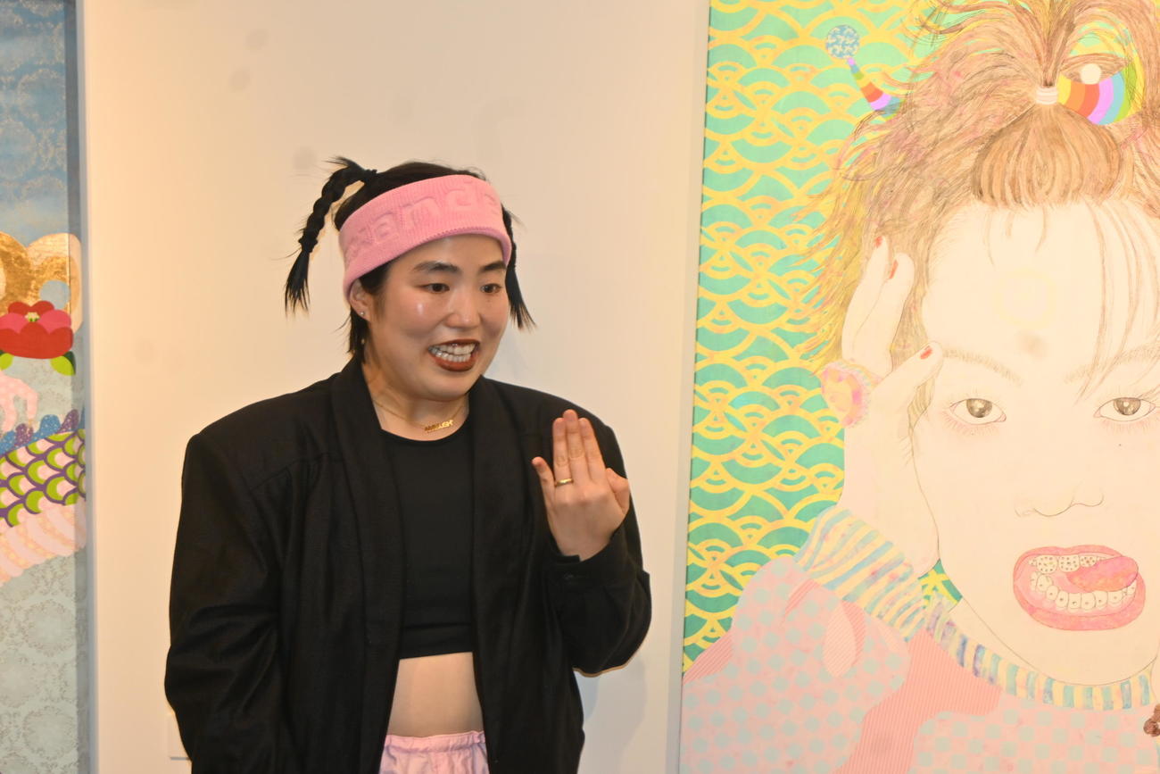 指輪をはめて登場したゆりやんレトリィバァ（撮影・松浦隆司）