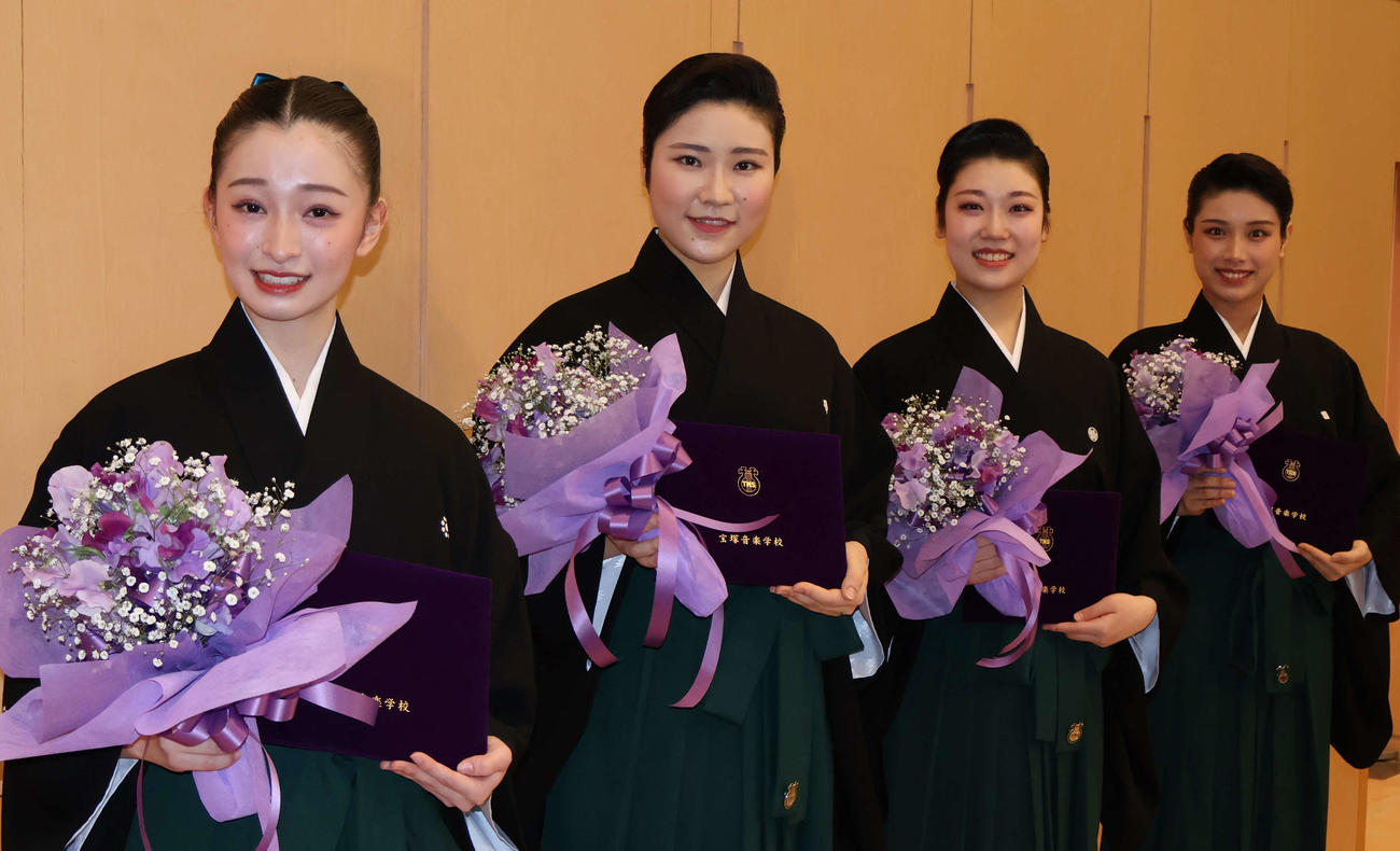卒業生を代表して取材に応じた（手前から）田良結芽さん、工藤すず奈さん、山本ゆりさん、中村心花さん（撮影・村上久美子）