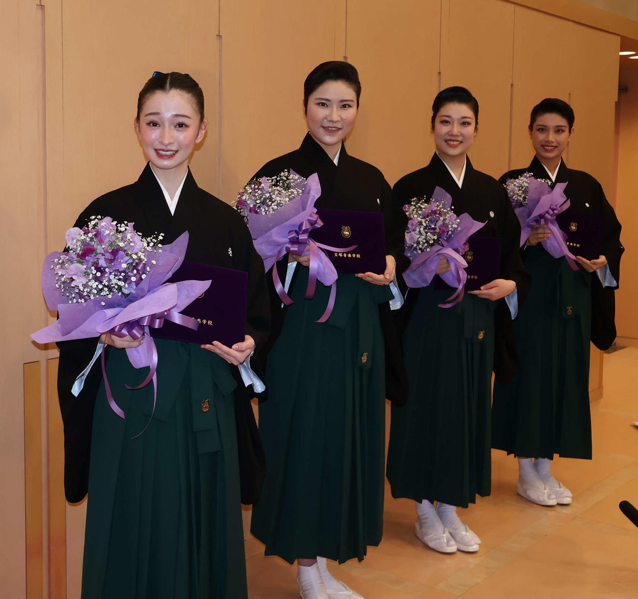 卒業生を代表して取材に応じた（手前から）田良結芽さん、工藤すず奈さん、山本ゆりさん、中村心花さん（撮影・村上久美子）