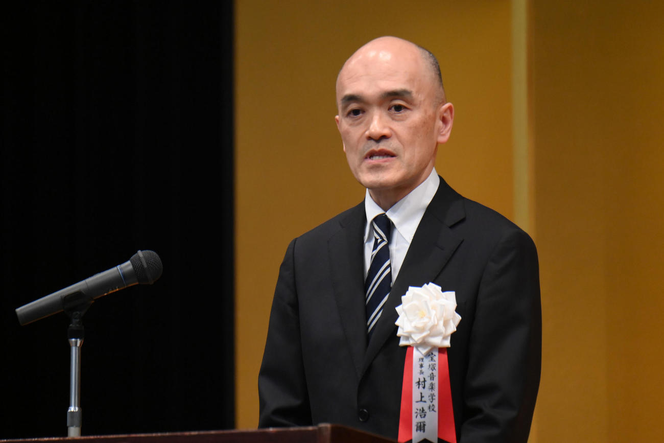 宝塚音楽学校卒業式で祝辞を述べる村上浩爾理事長（撮影・滝沢美穂子）