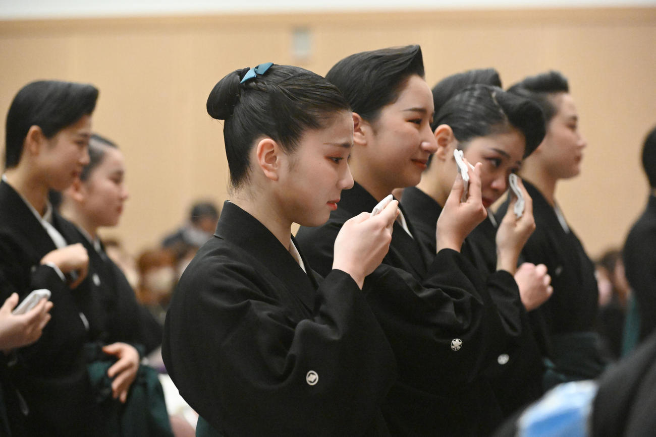 宝塚音楽学校卒業式で涙を拭う110期生（撮影・滝沢美穂子）