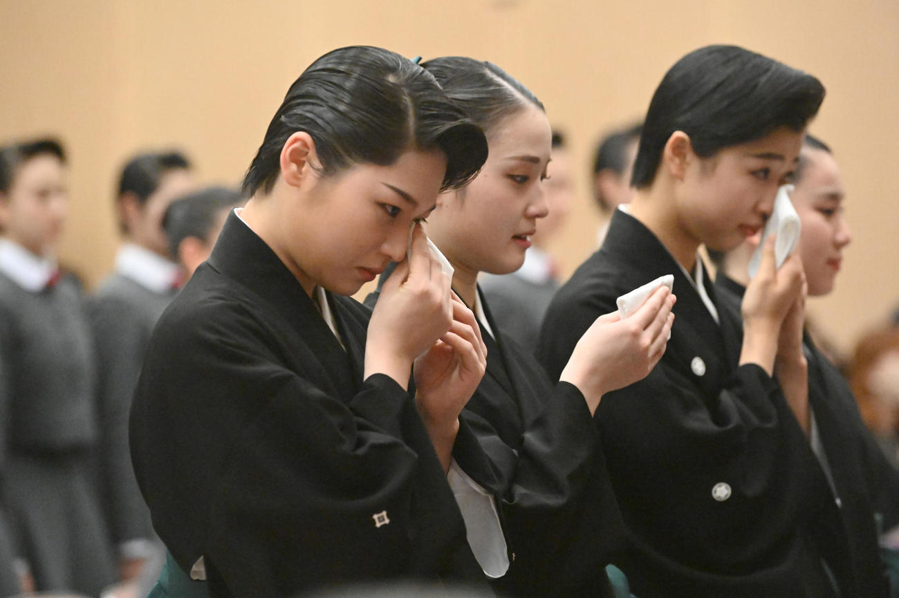 宝塚音楽学校卒業式で涙を拭う110期生（撮影・滝沢美穂子）
