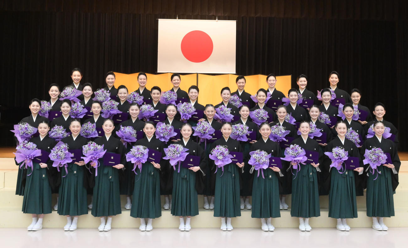 宝塚音楽学校卒業式で笑顔を見せる110期生（撮影・滝沢美穂子）