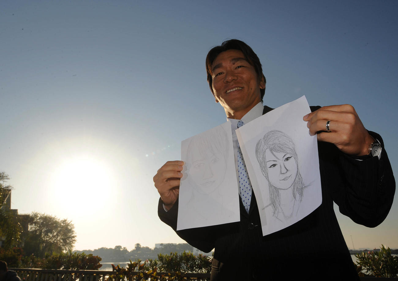 08年　兄・利喜さんが描いた似顔絵（右）と自ら描いた似顔絵を手に満面の笑みを浮かべるヤンキースの松井秀喜