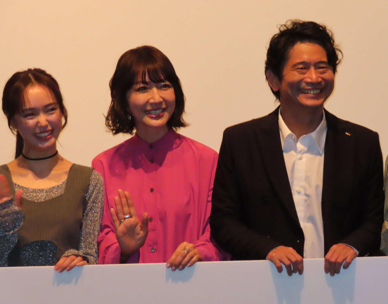 主演したショートフィルムの舞台あいさつに出席した萩原聖人（右）。左から大塚萌香、森口瑶子