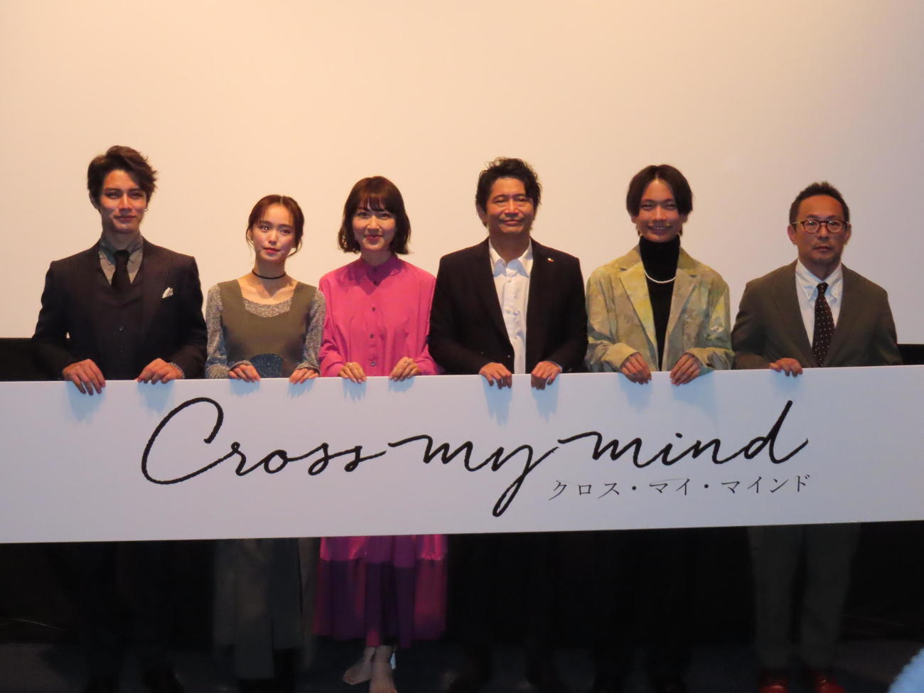 主演したショートフィルムの舞台あいさつに出席した萩原聖人（左から4人目）。左から喜内優心、大塚萌香、森口瑶子、1人おいて南出凌嘉、向井宗敏監督