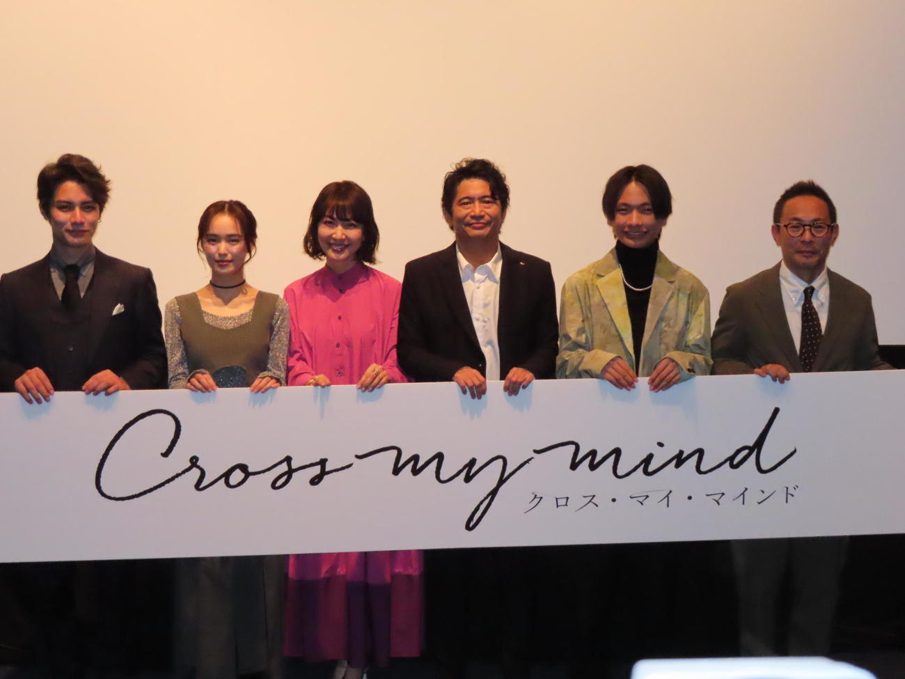 主演したショートフィルムの舞台あいさつに出席した萩原聖人（左から4人目）。左から喜内優心、大塚萌香、森口瑶子、1人おいて南出凌嘉、向井宗敏監督