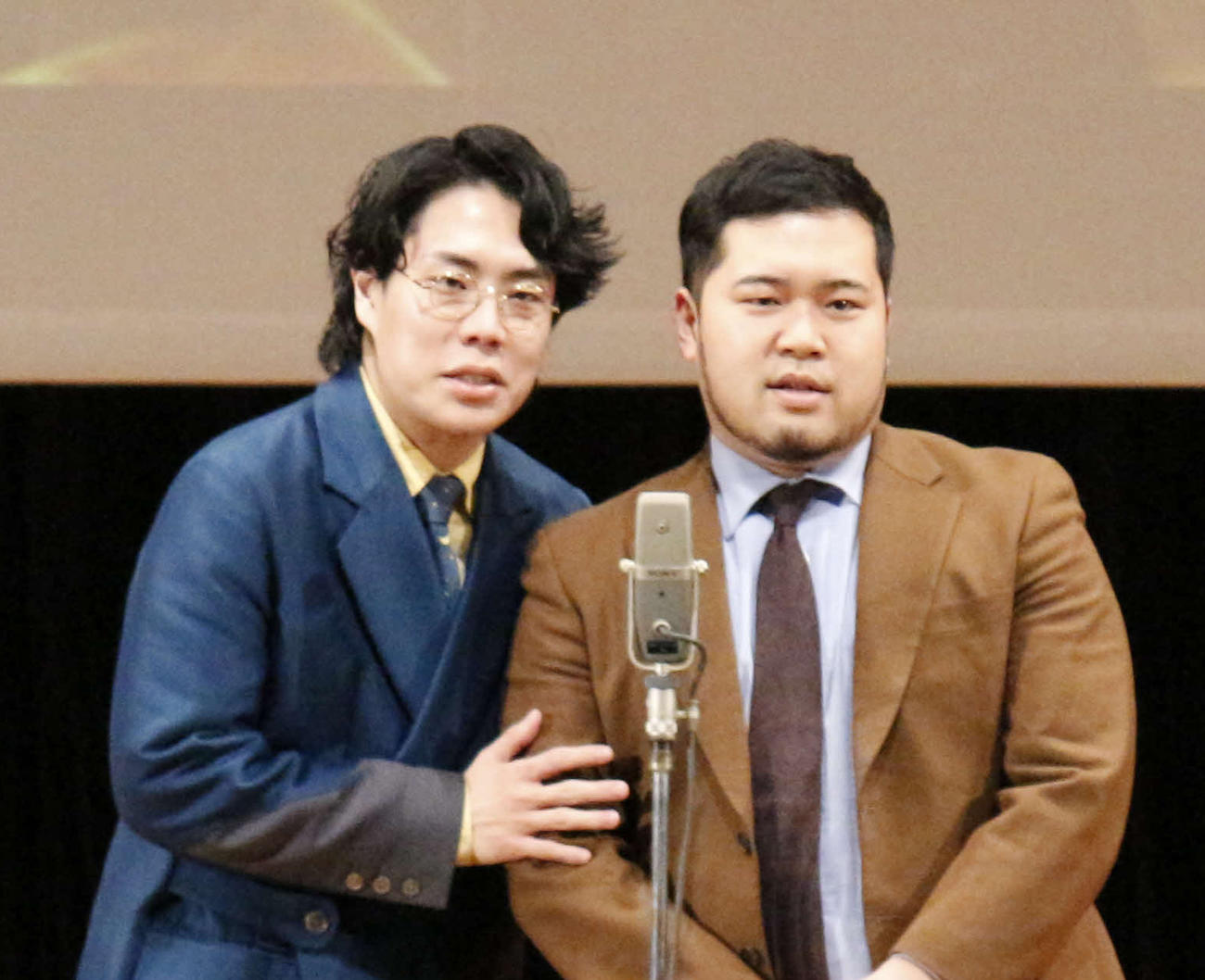 令和ロマンの高比良くるま（左）と松井ケムリ（2023年撮影）