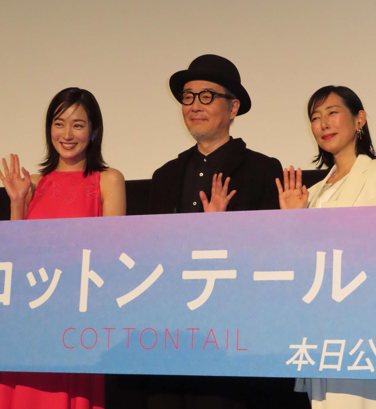 映画「コットンテール」の初日舞台あいさつに出席した、左から高梨臨、リリー・フランキー、木村多江