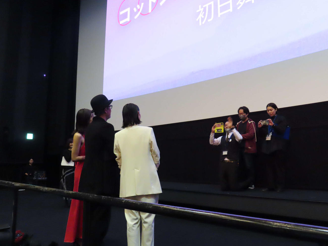 映画「コットンテール」の初日舞台あいさつでは、リリー・フランキー（手前中央）らが観客をバックに写真を撮ってもらう場面も
