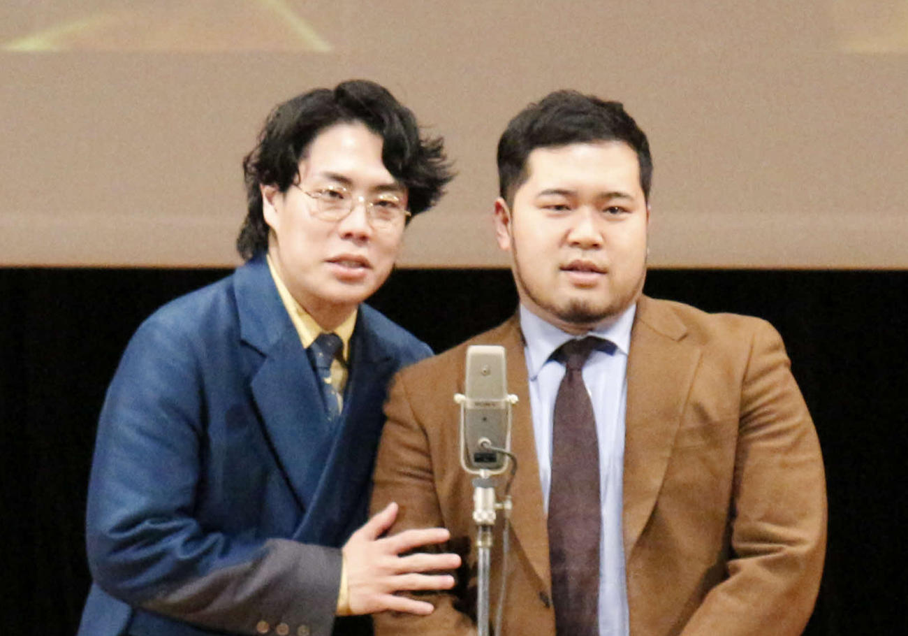 令和ロマン高比良くるま（左）松井ケムリ（2023年12月撮影）