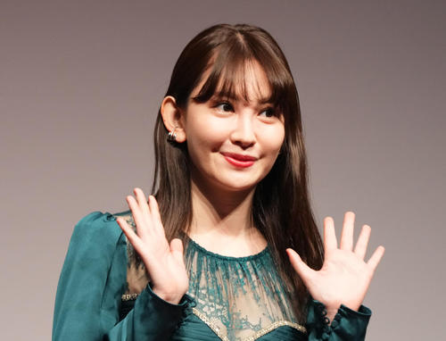 小嶋陽菜“羽根付き”ミニ丈花柄キャミソールで美脚あらわ　ファン「ティンカーベルだ」
