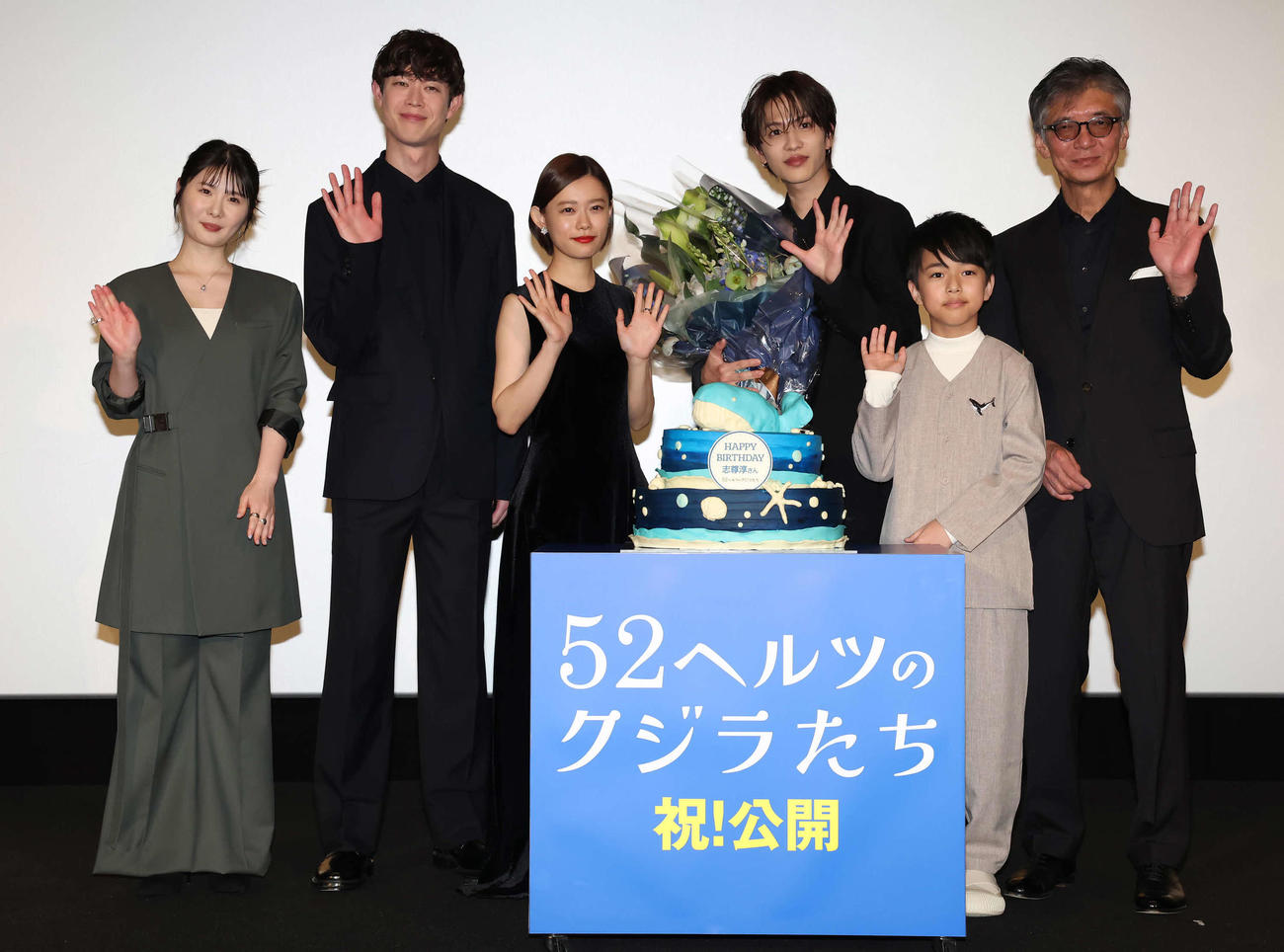 映画「52ヘルツのクジラたち」舞台あいさつで写真に納まる、左から小野花梨、宮沢氷魚、杉咲花、志尊淳、桑名桃季、成島出監督（撮影・丹羽敏通）