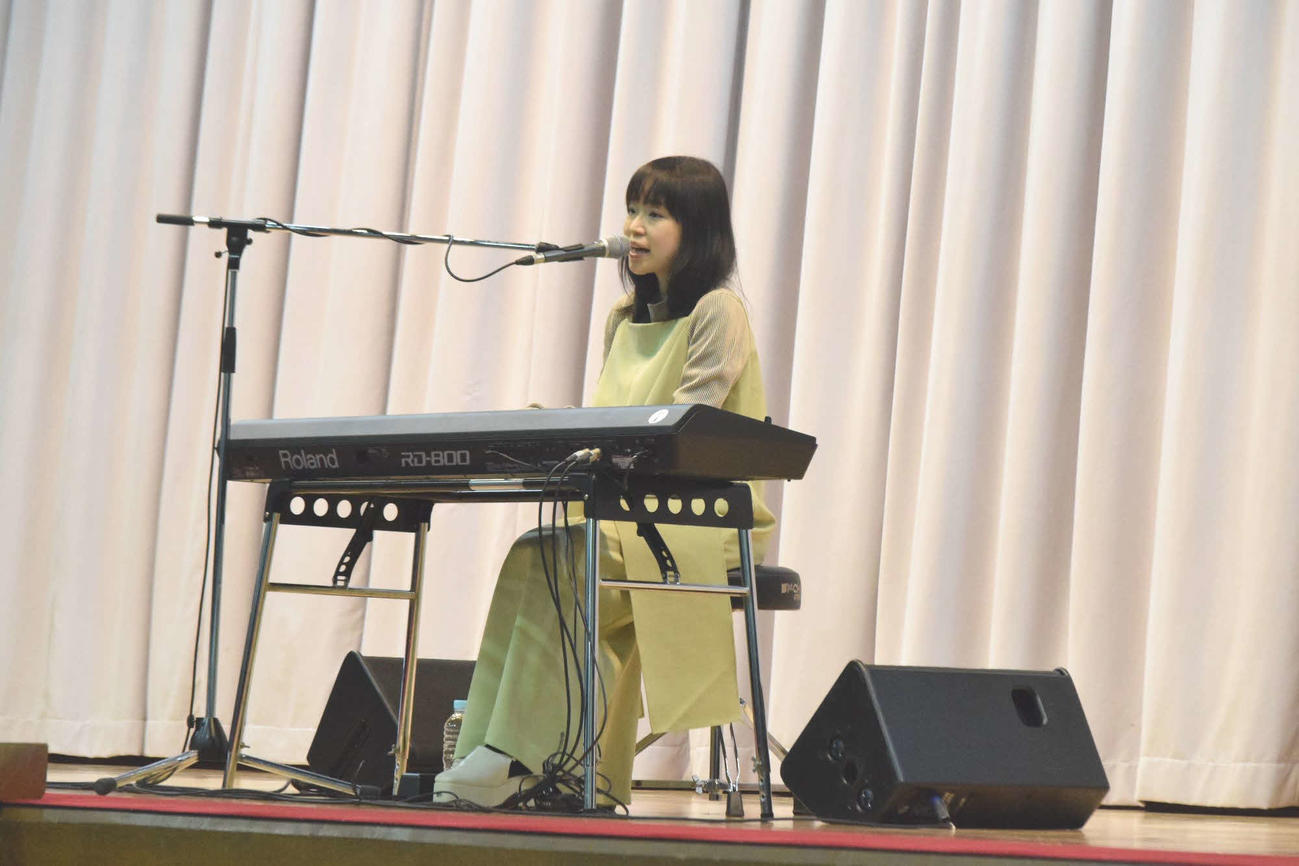 徳島県立徳島商業高校の卒業式にサプライズで参加し、代表曲「旅立ちの日に…」を歌唱した川嶋あい