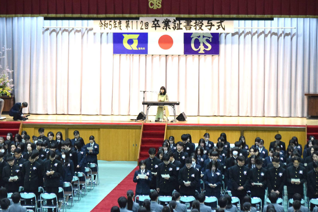 徳島県立徳島商業高校の卒業式にサプライズで参加し、代表曲「旅立ちの日に…」を歌唱した川嶋あい