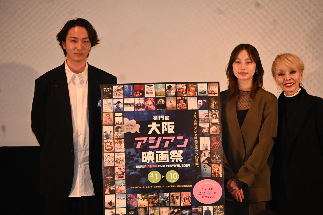 映画「うぉっしゅ」の世界プレミア上映後の舞台あいさつに登壇した左から岡■（■は崎の大が立の下の横棒なし）育之介監督、中尾有伽、研ナオコ（撮影・松浦隆司）