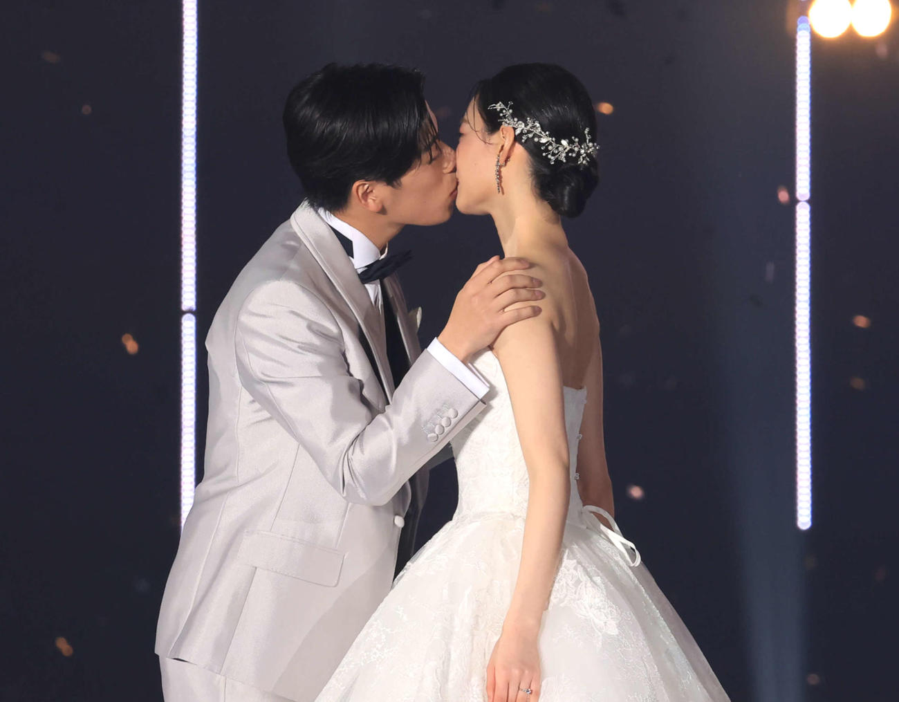 ウエディング姿でキスをするなこなこカップルのこーくん（左）となごみ（撮影・浅見桂子）