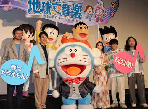 「映画ドラえもん のび太の地球交響楽」の公開記念舞台あいさつに出席した、左から今井一暁監督、石丸幹二、芳根京子、かが屋の加賀翔、賀屋壮也