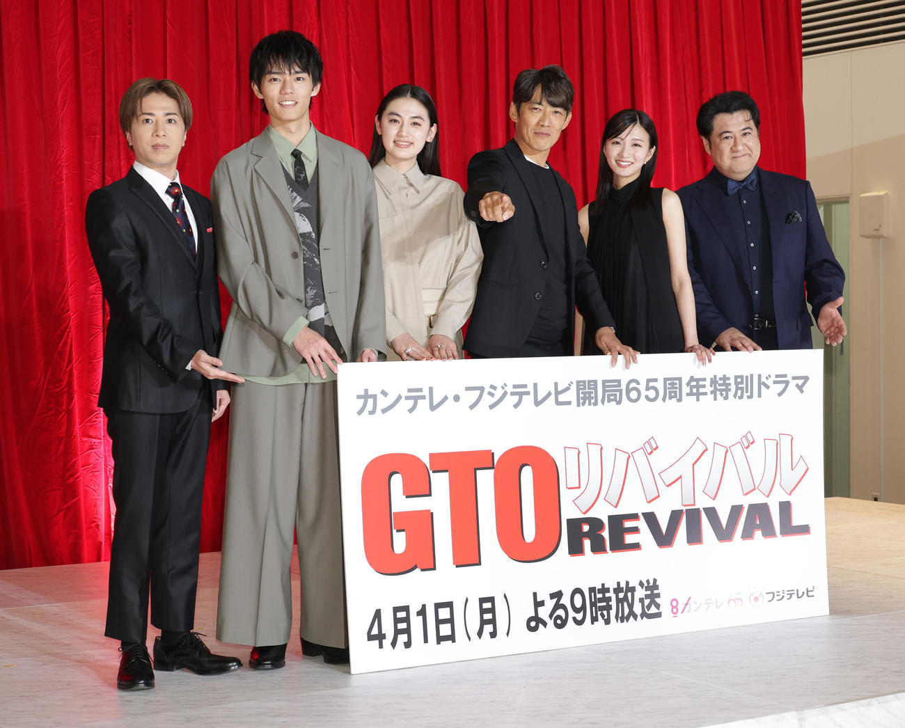 ドラマ「GTO」制作発表を行う、左から山崎裕太、日向亘、八木莉可子、反町隆史、岡崎紗絵、小手伸也（撮影・中島郁夫）