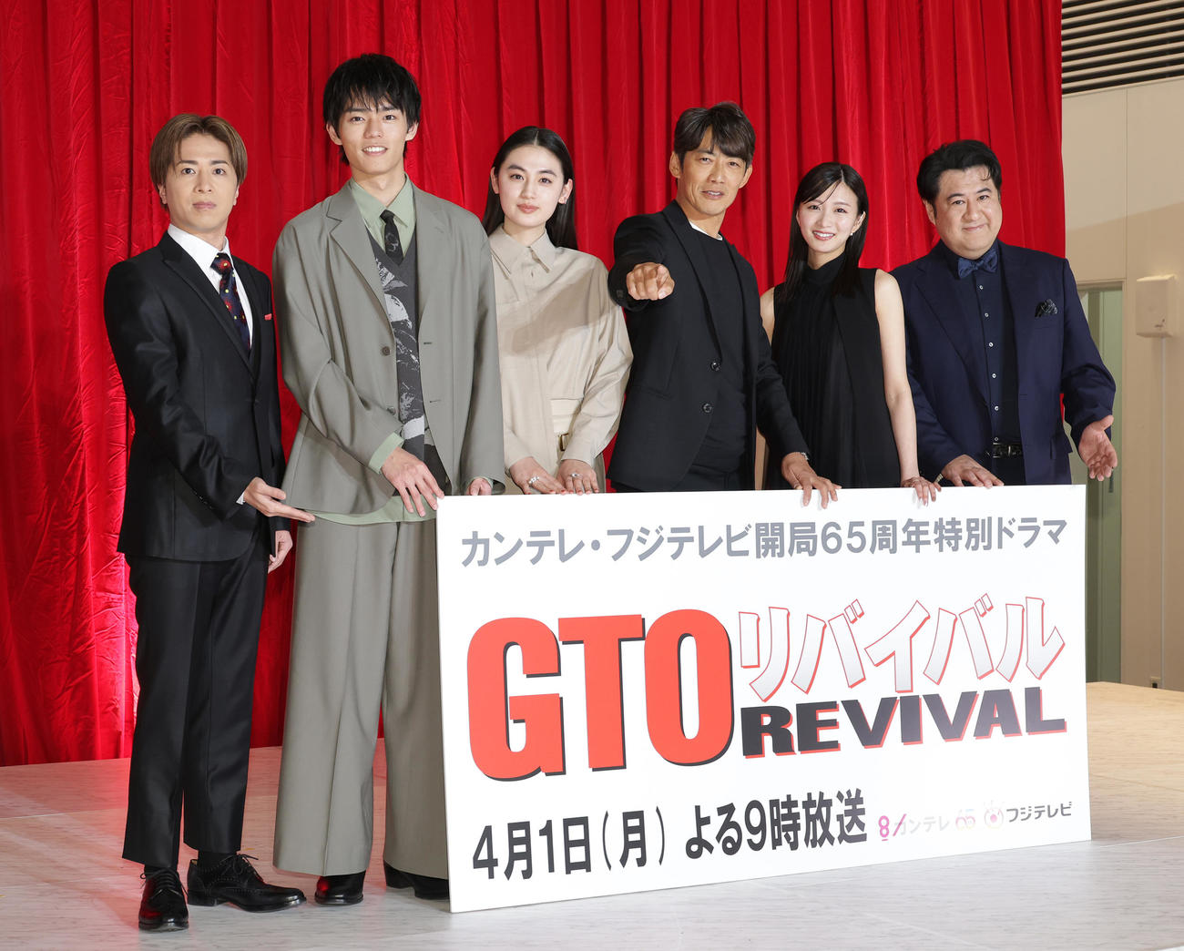 ドラマ「GTO」制作発表を行う、左から山崎裕太、日向亘、八木莉可子、反町隆史、岡崎紗絵、小手伸也（撮影・中島郁夫）