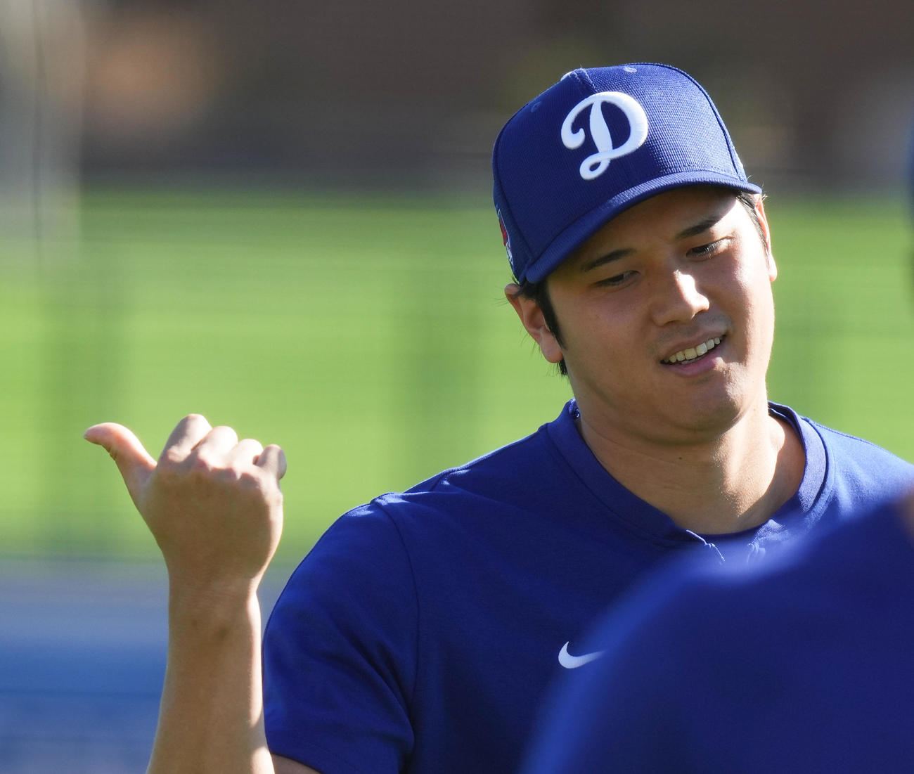 ガーディアンズとのオープン戦の試合前、同僚に向かってポーズをとるドジャース大谷（撮影・菅敏）
