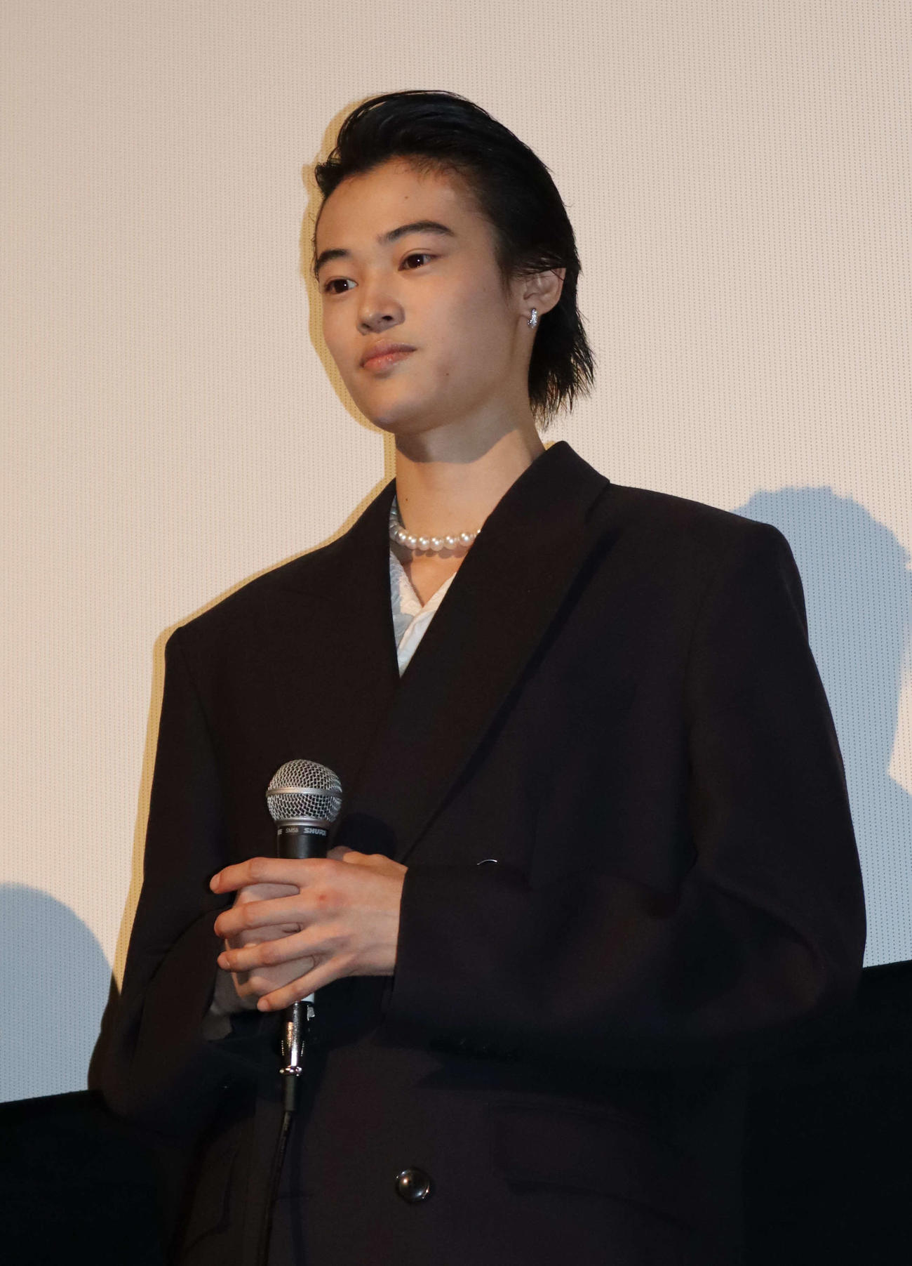 映画「愛のゆくえ」の公開記念舞台あいさつに出席した窪塚愛流