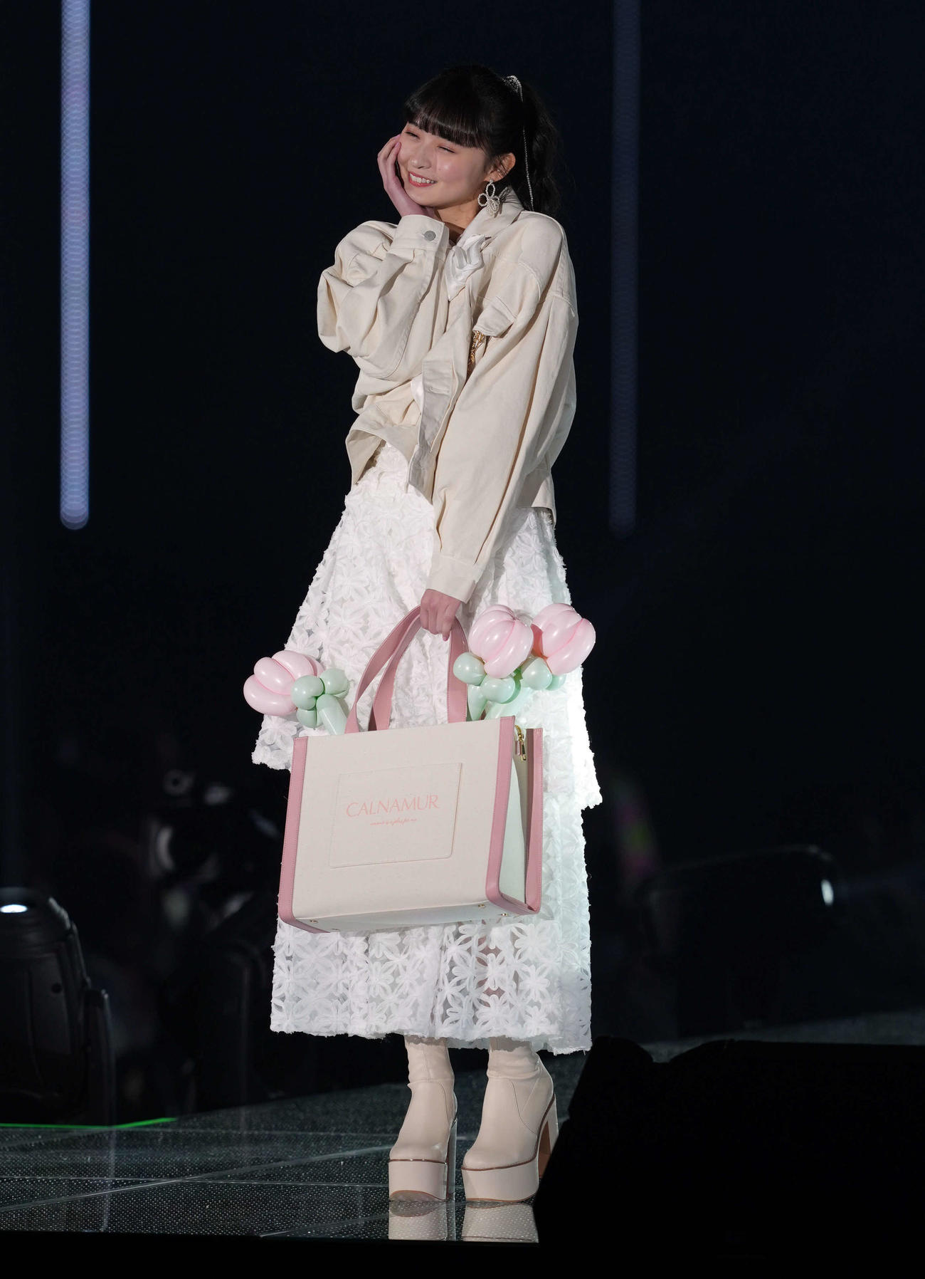 ランウエーでポーズを決める乃木坂46の遠藤さくら（撮影・たえ見朱実）