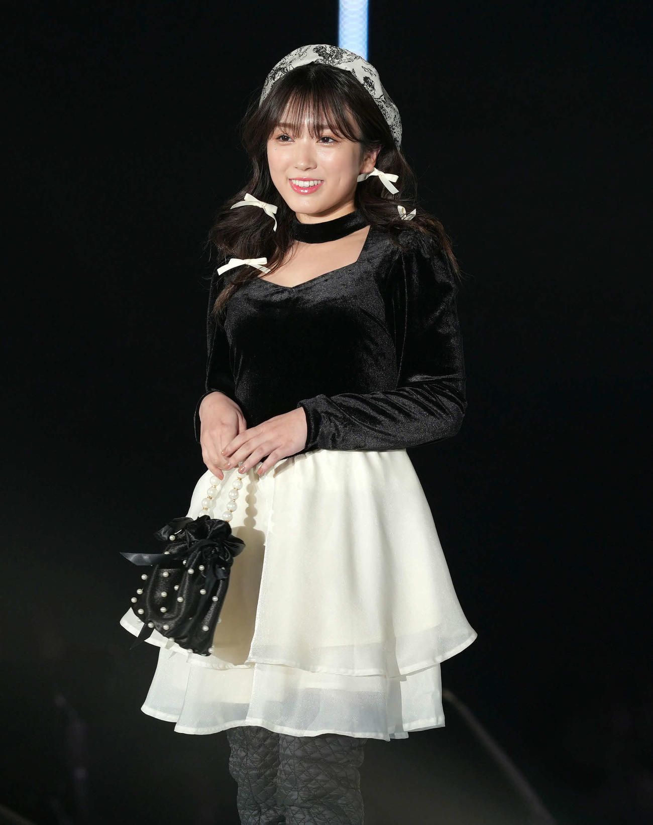 ランウエーで笑顔を振りまく矢吹奈子（撮影・たえ見朱実）