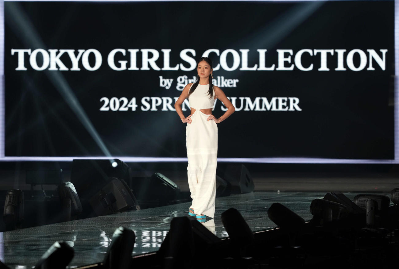 ランウエーを歩く「みちょぱ」こと池田美優（撮影・たえ見朱実）